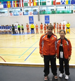 Die Teams nehmen Aufstellung - Trainer Marc Herbert und Teammanagerin Karin Schwettmann frs Foto auch kurz. Bild: Marco Kunz