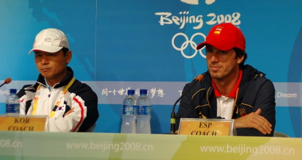 Koreas Coach nach dem dritten Misserfolg wenig erfreut (l.). Foto: U. Meyer