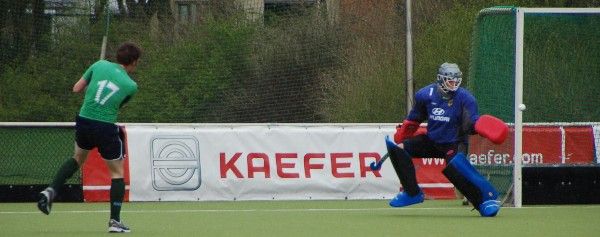 Schne Rettungstat von Nico Jacobi mit dem Handschuh. Foto: F. Selzer